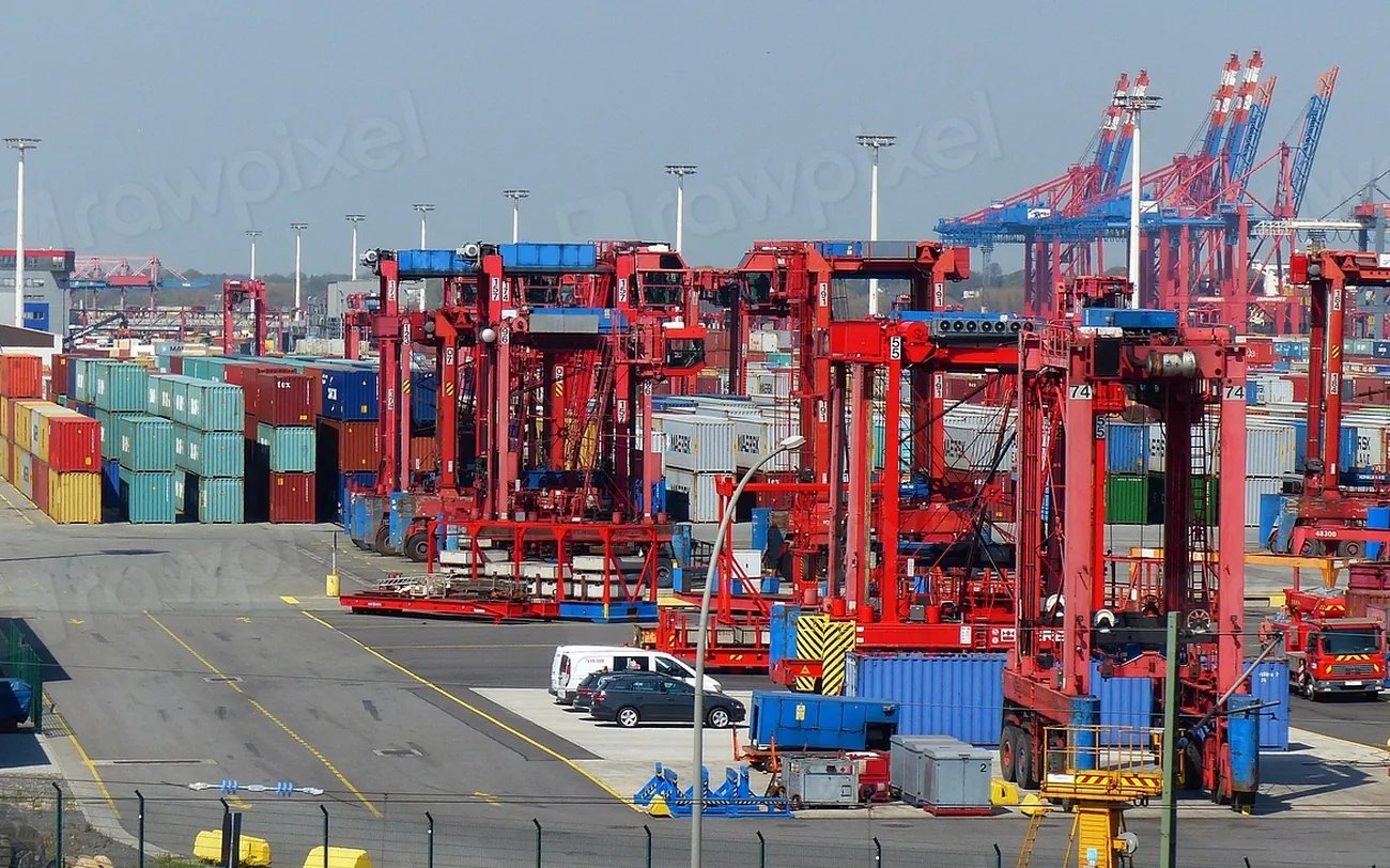 Container port with cranes